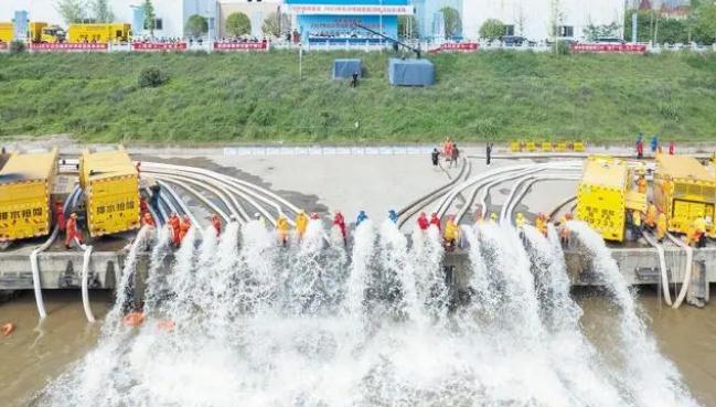 &ldquo;大水牛&rdquo;單兵救人 &ldquo;龍吸水&rdquo;搶險(xiǎn)排澇 長(zhǎng)沙城區(qū)防舉行澇排漬應(yīng)急演練