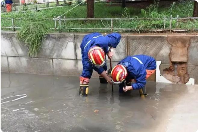 麒麟區遭暴雨突襲|部分道路積水嚴重，消防緊急排澇解憂